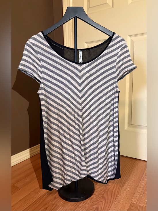 Kensie Tops - Kensie Black & White Striped Short-Sleeve Scoop Tee Size Small NWT